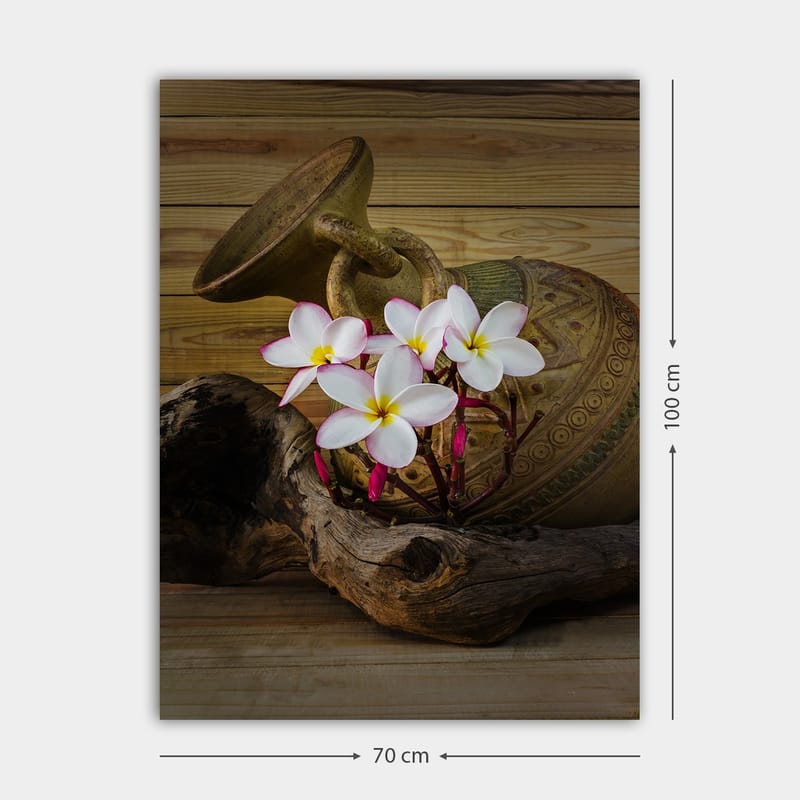 Lerretsbilde 70x100 cm - Vakker keramisk potte med hvite blomster og et trestykke som base - Hvit / Rosa / Brun - Interiør - Maleri & posters - Lerretsbilder