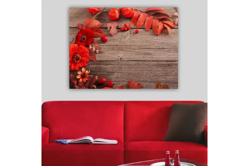 Lerretsbilde 70x100 cm - Vakker komposisjon av røde blomster og høstblader mot en trebakgrunn, Rød / Oransje / Brun
