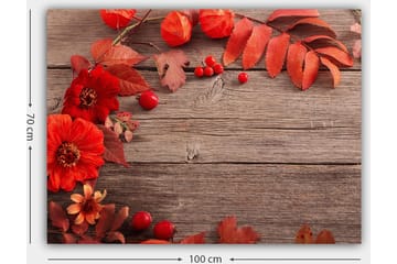 Lerretsbilde 70x100 cm - Vakker komposisjon av røde blomster og høstblader mot en trebakgrunn - Rød / Oransje / Brun - Interiør - Maleri & posters - Lerretsbilder