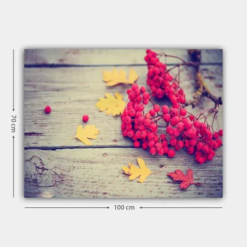 Lerretsbilde 70x100 cm - Vakker komposisjon av røde rognebær og gule høstblader på en treflate - Rød / Gul - Interiør - Maleri & posters - Lerretsbilder