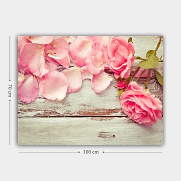 Lerretsbilde 70x100 cm - Vakker komposisjon av rosa roser og roseblader på en treflate - Rosa / Grønn / Brun - Interiør - Maleri & posters - Lerretsbilder