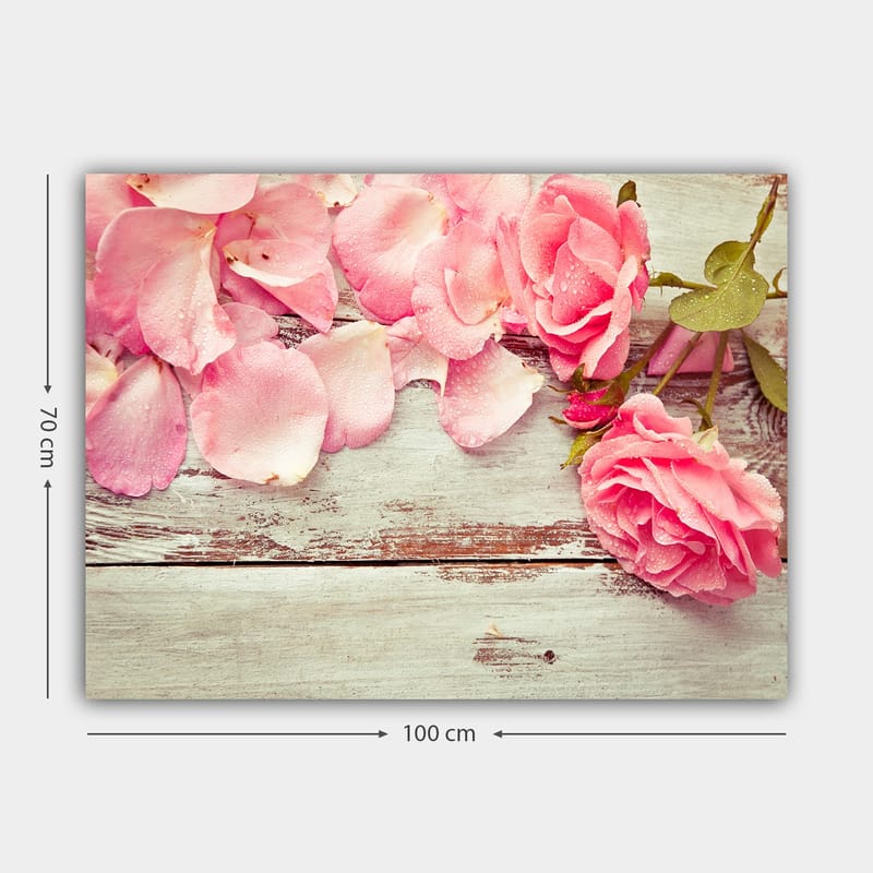 Lerretsbilde 70x100 cm - Vakker komposisjon av rosa roser og roseblader på en treflate - Rosa / Grønn / Brun - Interiør - Maleri & posters - Lerretsbilder