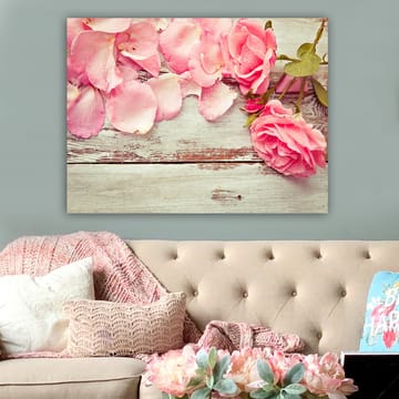 Lerretsbilde 70x100 cm - Vakker komposisjon av rosa roser og roseblader på en treflate - Rosa / Grønn / Brun - Interiør - Maleri & posters - Lerretsbilder