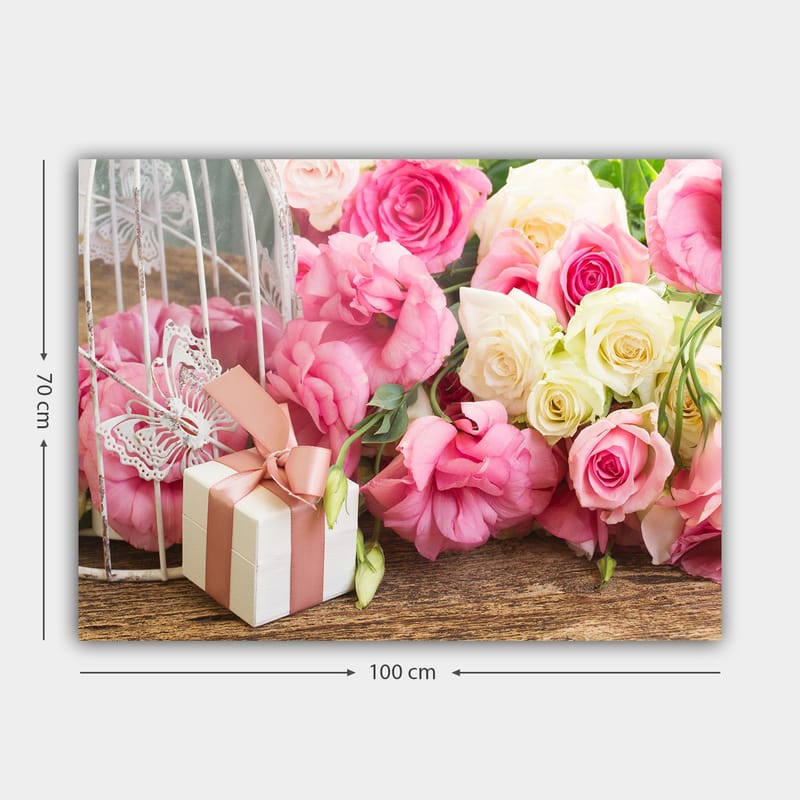 Lerretsbilde 70x100 cm - Vakker komposisjon av roser i forskjellige nyanser sammen med en gave pakket inn i hvitt og rosa bånd - Rosa / Hvit / Grønn - Interiør - Maleri & posters - Lerretsbilder