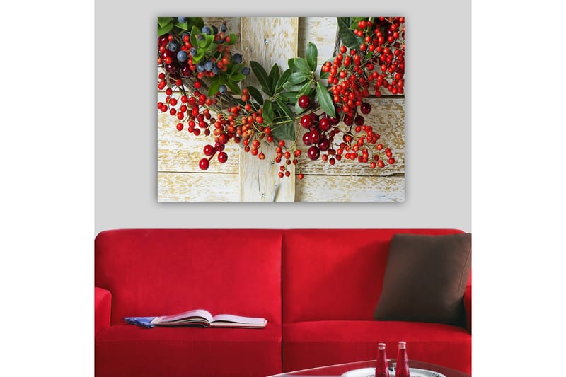 Lerretsbilde 70x100 cm - Vakker krans av bær og grønne blader som skaper en festlig atmosfære - Rød / Grønn / Blå - Interiør - Maleri & posters - Lerretsbilder