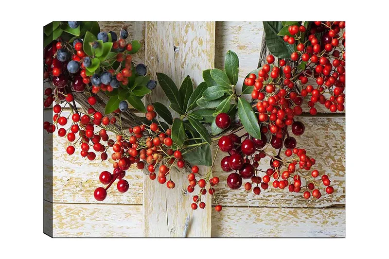 Lerretsbilde 70x100 cm - Vakker krans av bær og grønne blader som skaper en festlig atmosfære, Rød / Grønn / Blå
