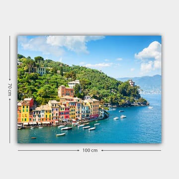 Lerretsbilde 70x100 cm - Vakker kystby med fargerike hus ved sjøen, omgitt av frodige åser - Blå / Grønn / Gul - Interiør - Maleri & posters - Lerretsbilder