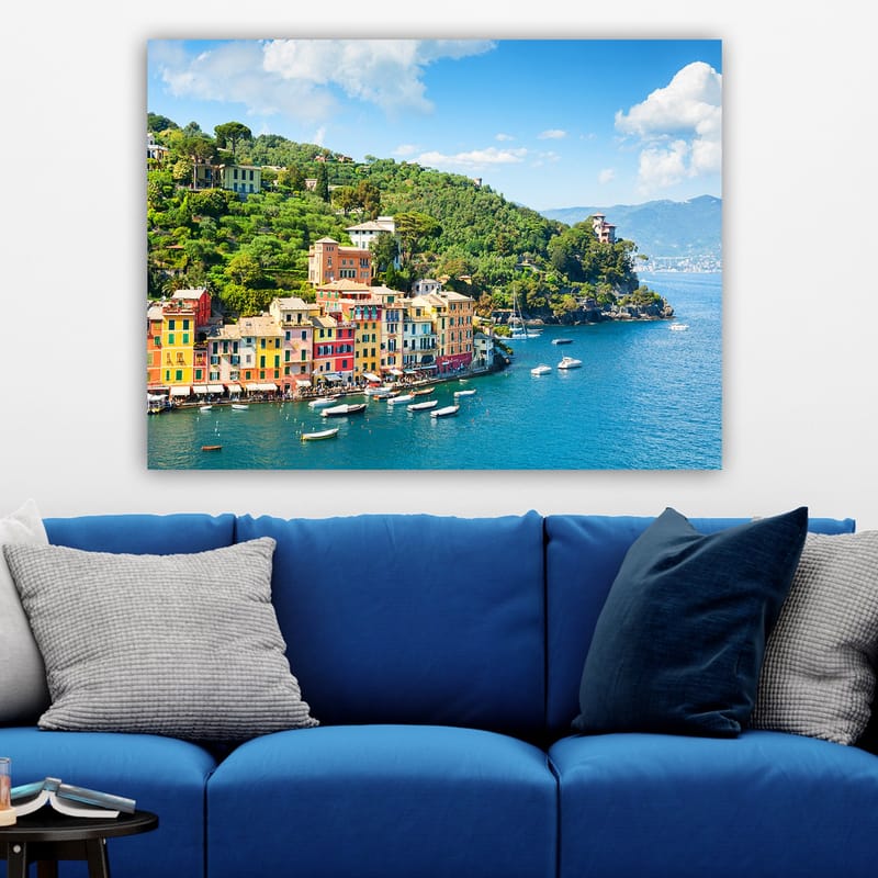 Lerretsbilde 70x100 cm - Vakker kystby med fargerike hus ved sjøen, omgitt av frodige åser - Blå / Grønn / Gul - Interiør - Maleri & posters - Lerretsbilder