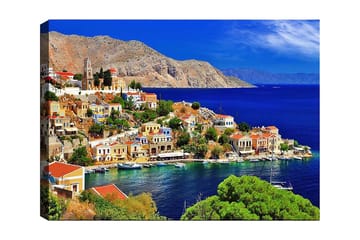 Lerretsbilde 70x100 cm - Vakker kystby med fargerike hus ved sjøen og omkringliggende fjell - Blå / Grønn / Oransje - Interiør - Maleri & posters - Lerretsbilder