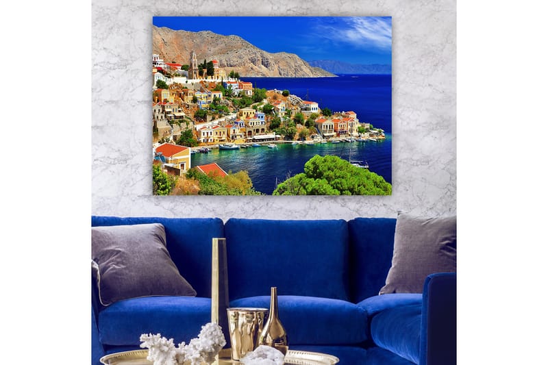 Lerretsbilde 70x100 cm - Vakker kystby med fargerike hus ved sjøen og omkringliggende fjell - Blå / Grønn / Oransje - Interiør - Maleri & posters - Lerretsbilder