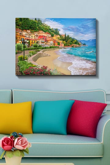 Lerretsbilde 70x100 cm - Vakker kystlinje med fargerike hus som klatrer opp en frodig ås ved en strand - Blå / Grønn / Gul - Interiør - Maleri & posters - Lerretsbilder