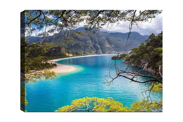 Lerretsbilde 70x100 cm - Vakker kystlinje med klart turkis vann og omkringliggende grønne fjell - Turkis / Grønn / Beige - Interiør - Maleri & posters - Lerretsbilder