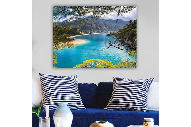 Lerretsbilde 70x100 cm - Vakker kystlinje med klart turkis vann og omkringliggende grønne fjell - Turkis / Grønn / Beige - Interiør - Maleri & posters - Lerretsbilder