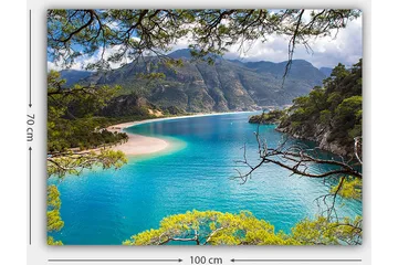 Lerretsbilde 70x100 cm - Vakker kystlinje med klart turkis vann og omkringliggende grønne fjell - Turkis / Grønn / Beige - Interiør - Maleri & posters - Lerretsbilder