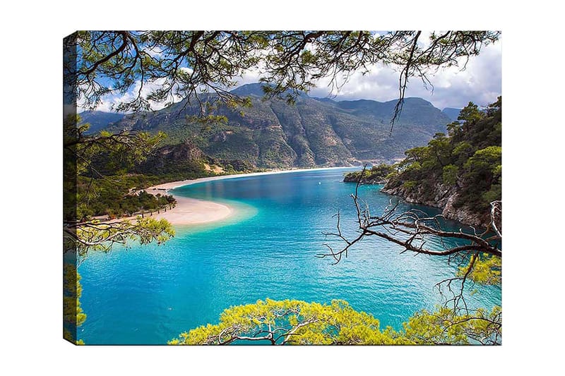Lerretsbilde 70x100 cm - Vakker kystlinje med klart turkis vann og omkringliggende grønne fjell, Turkis / Grønn / Beige