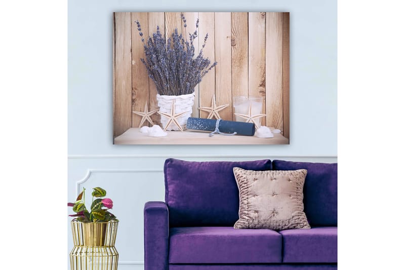 Lerretsbilde 70x100 cm - Vakker lavendelbukett i en hvit kurv, omgitt av strandmotiver og lyse detaljer, Lilla / Hvit / Beige