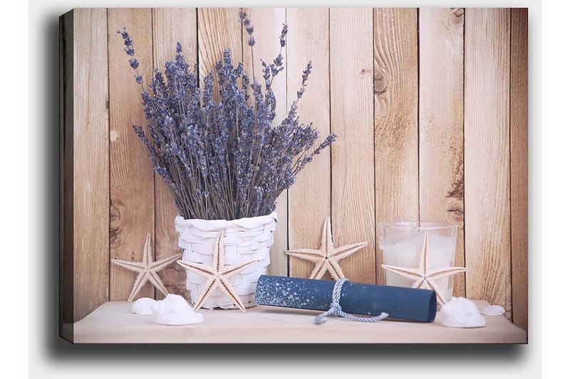 Lerretsbilde 70x100 cm - Vakker lavendelbukett i en hvit kurv, omgitt av strandmotiver og lyse detaljer - Lilla / Hvit / Beige - Interiør - Maleri & posters - Lerretsbilder