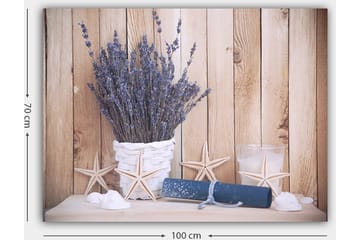 Lerretsbilde 70x100 cm - Vakker lavendelbukett i en hvit kurv, omgitt av strandmotiver og lyse detaljer - Lilla / Hvit / Beige - Interiør - Maleri & posters - Lerretsbilder