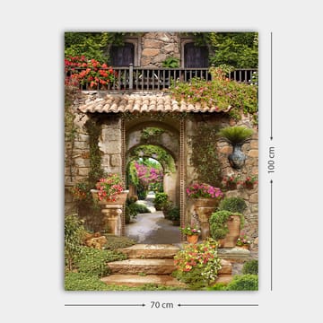 Lerretsbilde 70x100 cm - Vakker og frodig hage med blomsteroppsatser og en steinbue som fører inn til en løvrik gangvei - Grønn / Rosa / Beige - Interiør - Maleri & posters - Lerretsbilder