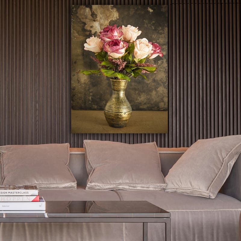 Lerretsbilde 70x100 cm - Vakker rosebukett i en dekorativ vase - Rosa / Grønn / Gull - Interiør - Maleri & posters - Lerretsbilder
