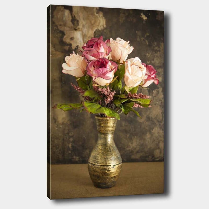 Lerretsbilde 70x100 cm - Vakker rosebukett i en dekorativ vase, Rosa / Grønn / Gull