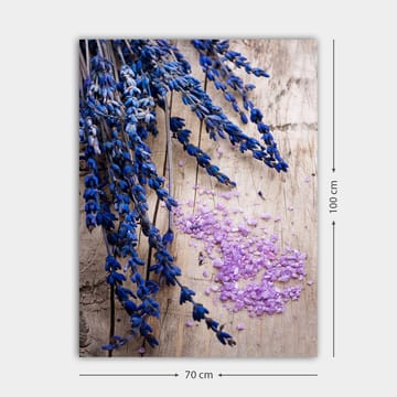 Lerretsbilde 70x100 cm - Vakker samling av lavendelblomster med lilla salt på en treflate - Blå / Lilla - Interiør - Maleri & posters - Lerretsbilder
