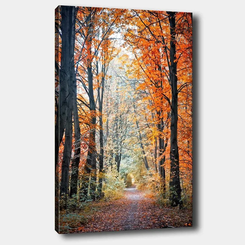 Lerretsbilde 70x100 cm - Vakker skogsti omgitt av høstfarger og trær med gylne og oransje blader, Oransje / Gull / Grønn