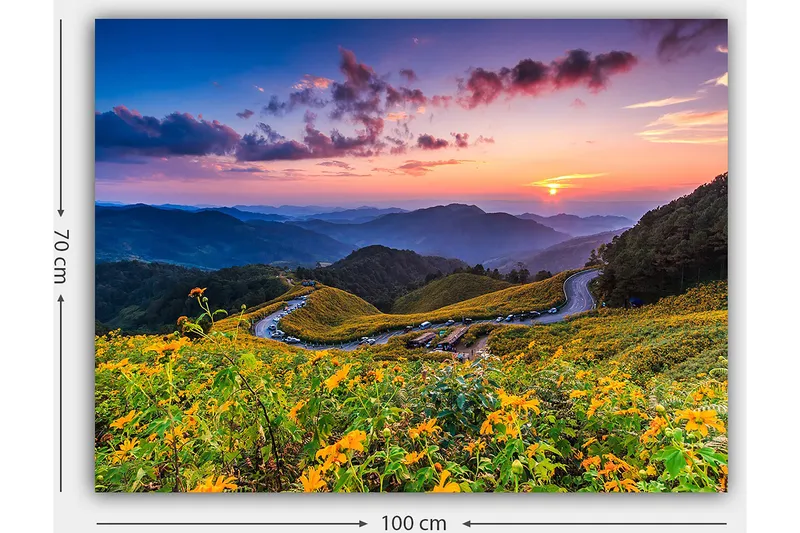 Lerretsbilde 70x100 cm - Vakker solnedgang over en blomstrende dal med svingete veier og fjell i bakgrunnen - Gul / Grønn / Blå - Interiør - Maleri & posters - Lerretsbilder