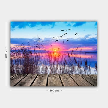 Lerretsbilde 70x100 cm - Vakker solnedgang over en speilblank innsjø med fugler som flyr over vannet - Blå / Oransje / Lilla - Interiør - Maleri & posters - Lerretsbilder