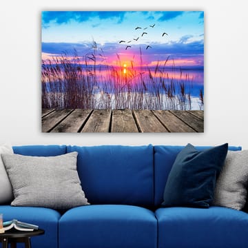 Lerretsbilde 70x100 cm - Vakker solnedgang over en speilblank innsjø med fugler som flyr over vannet - Blå / Oransje / Lilla - Interiør - Maleri & posters - Lerretsbilder
