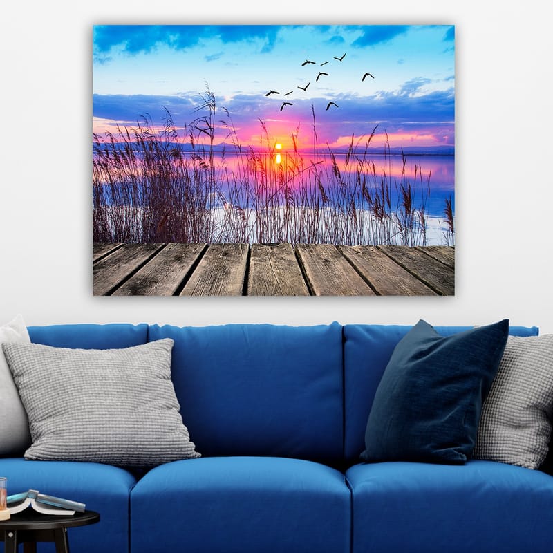 Lerretsbilde 70x100 cm - Vakker solnedgang over en speilblank innsjø med fugler som flyr over vannet - Blå / Oransje / Lilla - Interiør - Maleri & posters - Lerretsbilder