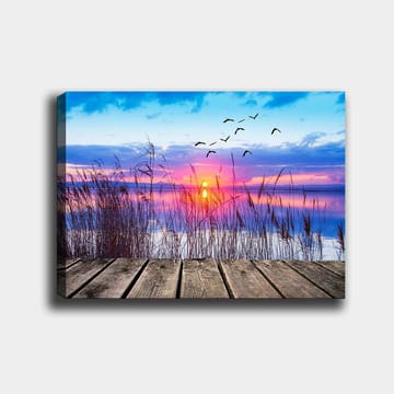 Lerretsbilde 70x100 cm - Vakker solnedgang over en speilblank innsjø med fugler som flyr over vannet - Blå / Oransje / Lilla - Interiør - Maleri & posters - Lerretsbilder