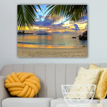 Lerretsbilde 70x100 cm - Vakker solnedgang over en strand med palmer som rammer inn motivet - Blå / Oransje / Grønn - Interiør - Maleri & posters - Lerretsbilder