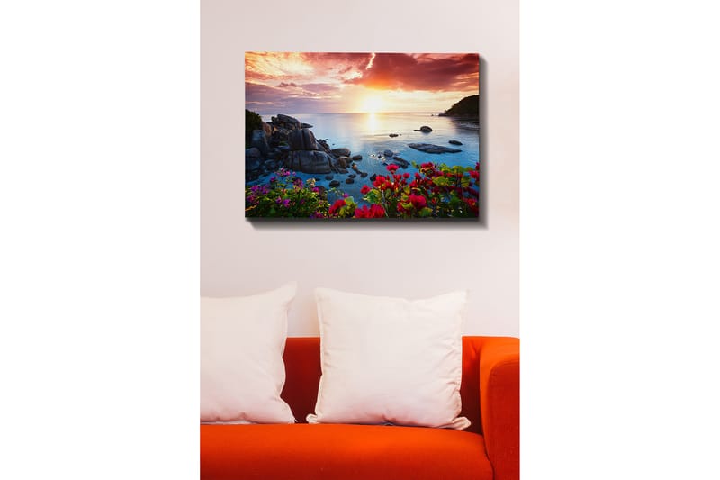 Lerretsbilde 70x100 cm - Vakker solnedgang over havet med steiner og fargerike blomster i forgrunnen - Rosa / Blå / Oransje - Interiør - Maleri & posters - Lerretsbilder