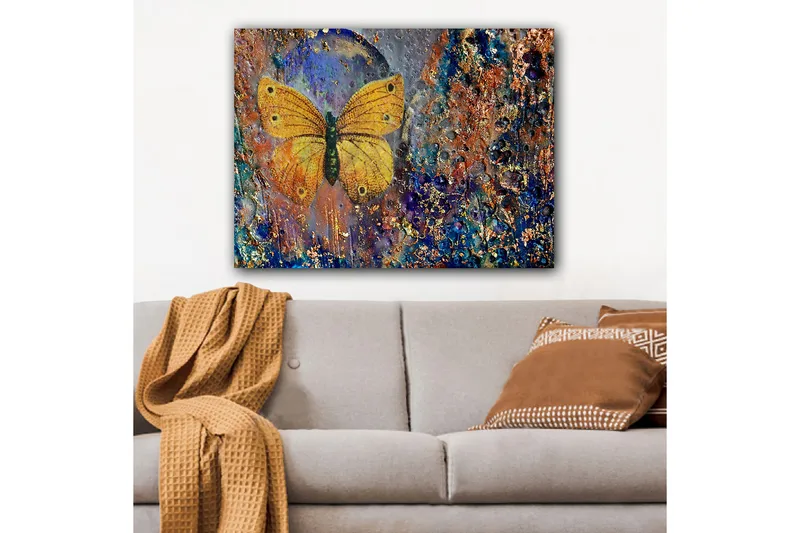 Lerretsbilde 70x100 cm - Vakker sommerfugl i gult som svever over en abstrakt bakgrunn med fargerike detaljer - Gul / Blå / Brun - Interiør - Maleri & posters - Lerretsbilder