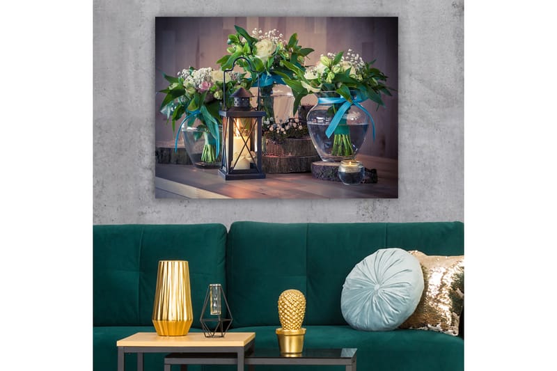 Lerretsbilde 70x100 cm - Vakker stillhet med blomster i glassvaser og en lykt som skaper en koselig atmosfære - Grønn / Hvit / Blå - Interiør - Maleri & posters - Lerretsbilder
