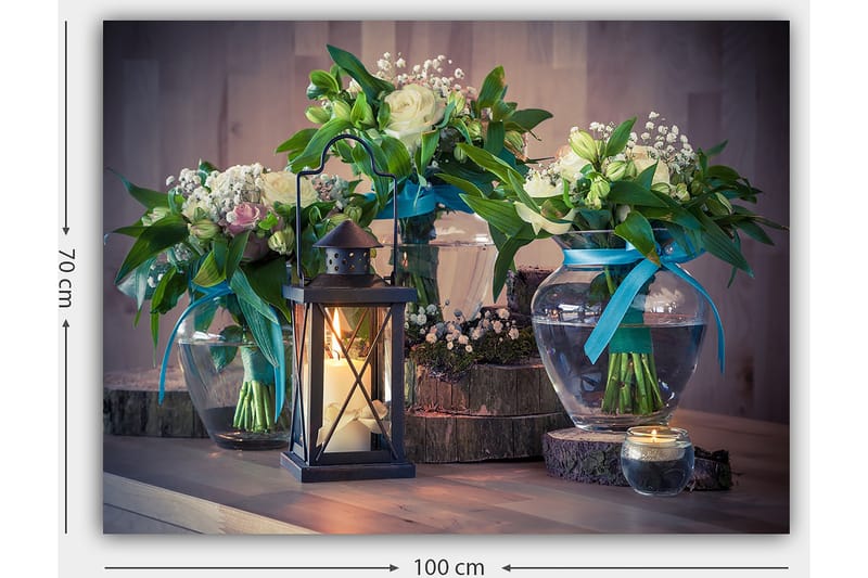 Lerretsbilde 70x100 cm - Vakker stillhet med blomster i glassvaser og en lykt som skaper en koselig atmosfære - Grønn / Hvit / Blå - Interiør - Maleri & posters - Lerretsbilder