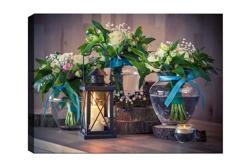 Lerretsbilde 70x100 cm - Vakker stillhet med blomster i glassvaser og en lykt som skaper en koselig atmosfære, Grønn / Hvit / Blå
