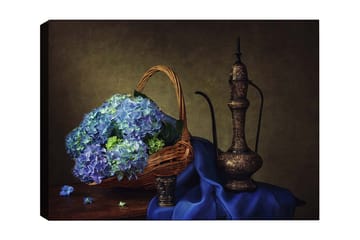 Lerretsbilde 70x100 cm - Vakker stillhet med en kurv fylt med blå hortensiaer og en elegant metallkanne - Blå / Grønn / Brun - Interiør - Maleri & posters - Lerretsbilder