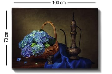 Lerretsbilde 70x100 cm - Vakker stillhet med en kurv fylt med blå hortensiaer og en elegant metallkanne - Blå / Grønn / Brun - Interiør - Maleri & posters - Lerretsbilder