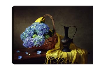 Lerretsbilde 70x100 cm - Vakker stillhet med en kurv fylt med blå hortensiaer og en elegant svart mugge - Blå / Gul / Grønn - Interiør - Maleri & posters - Lerretsbilder