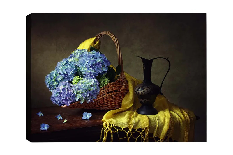 Lerretsbilde 70x100 cm - Vakker stillhet med en kurv fylt med blå hortensiaer og en elegant svart mugge, Blå / Gul / Grønn