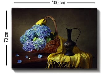 Lerretsbilde 70x100 cm - Vakker stillhet med en kurv fylt med blå hortensiaer og en elegant svart mugge - Blå / Gul / Grønn - Interiør - Maleri & posters - Lerretsbilder