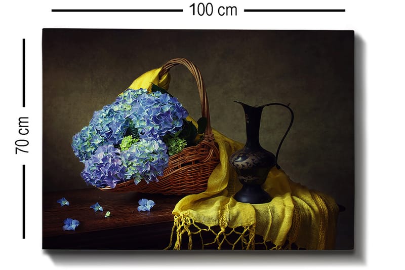 Lerretsbilde 70x100 cm - Vakker stillhet med en kurv fylt med blå hortensiaer og en elegant svart mugge - Blå / Gul / Grønn - Interiør - Maleri & posters - Lerretsbilder