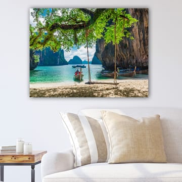 Lerretsbilde 70x100 cm - Vakker strandscene med båter omgitt av fjellformasjoner og frodige trær - Grønn / Turkis / Brun - Interiør - Maleri & posters - Lerretsbilder