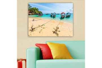 Lerretsbilde 70x100 cm - Vakker strandscene med flere fargerike båter fortøyd ved en sandstrand - Turkis / Beige / Rød - Interiør - Maleri & posters - Lerretsbilder