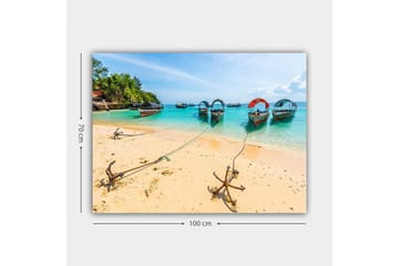 Lerretsbilde 70x100 cm - Vakker strandscene med flere fargerike båter fortøyd ved en sandstrand - Turkis / Beige / Rød - Interiør - Maleri & posters - Lerretsbilder