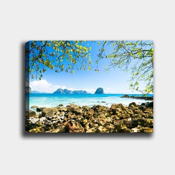Lerretsbilde 70x100 cm - Vakker strandscene med steiner, klart turkis vann og en blå himmel - Turkis / Blå / Grønn - Interiør - Maleri & posters - Lerretsbilder