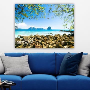 Lerretsbilde 70x100 cm - Vakker strandscene med steiner, klart turkis vann og en blå himmel - Turkis / Blå / Grønn - Interiør - Maleri & posters - Lerretsbilder