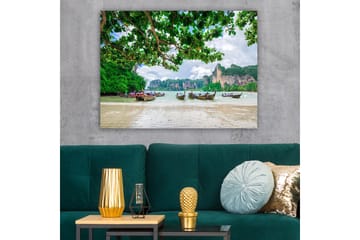 Lerretsbilde 70x100 cm - Vakker strandscene med tradisjonelle båter som ligger på kysten omgitt av frodige klipper og trær - Grønn / Blå / Beige - Interiør - Maleri & posters - Lerretsbilder